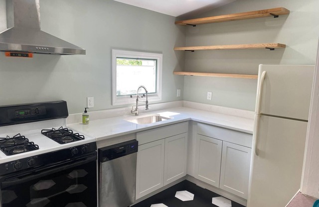 Crescent Beach Cottage - Vacation or Academic Rental