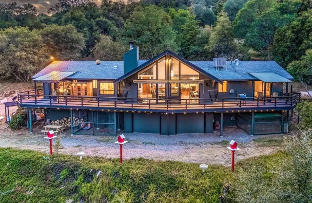 🌙 Crescent Chalet - Hot Tub, Views, Sauna!