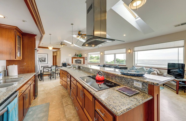 Crescent City Getaway w/ Panoramic Ocean Views!