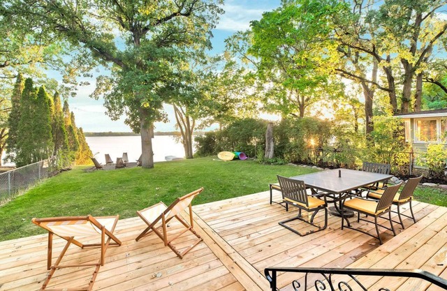Crescent Cottage - 3 Bedroom 1.5 Bath with Firepit, Lake Toys, and Sunset Views