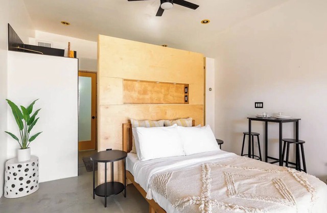 Crescent Haus! Cozy studio in charming Yucca Valley with WiFi, AC