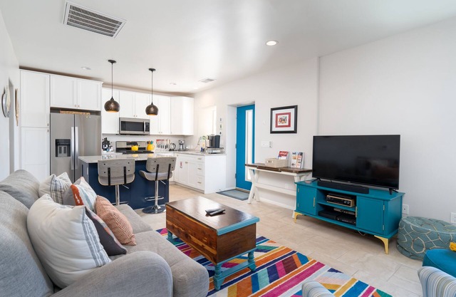 Crescent Moon Casita | Dog Friendly, Walk to Town, Private Outdoor Space