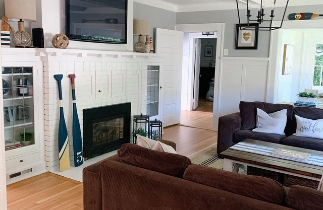 Crescent Park Heritage Bungalow ~ walking distance to Crescent Beach