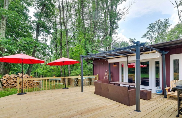 Cresco Retreat w/ Deck, Near Water Parks + Skiing!