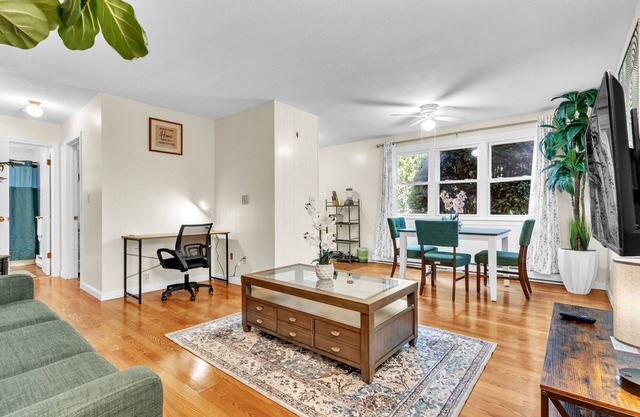 Crested One Place - with Free Parking, Heat & AC