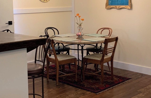 Creston, BC - Vintage Vacation Suite Cozy, 2 bedrooms, in town.