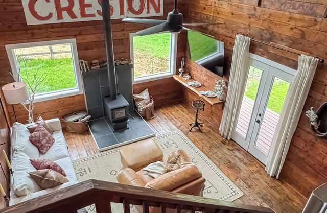 Creston Inn - Historic Barn with Lofted King Bed, close to West Glacier