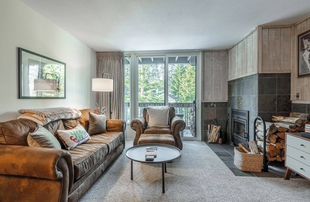 Crestview #3 bldg C 1 Bedroom plus Den / 2 Bathroom, close to town shuttle and walk to village