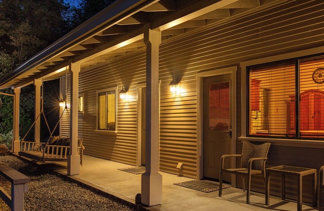 Crestview Pond Estate Cottage: A Pet-Friendly Retreat