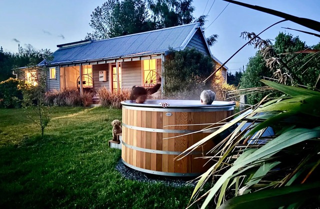 Cricklewood Farmstay, Alpaca walk and hot tub