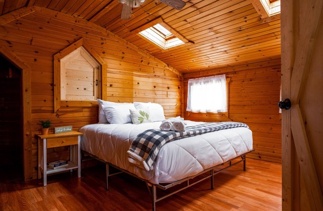 Crimson Cottage - 3BR & short walk to Lake Como!