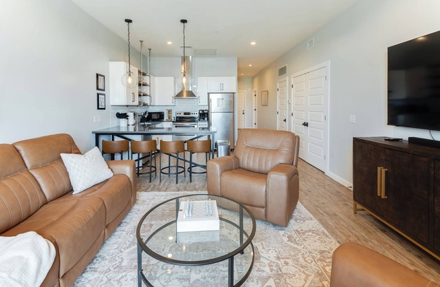 Crimson Fire: Cozy 2 Bed/2 Bath Condo Sleeps 6 – Your Perfect Tuscaloosa Getaway!