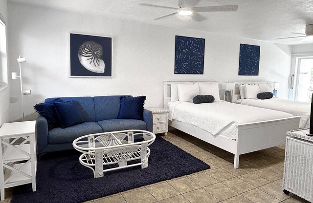 Crisp & Clean Condo, Steps to Beach & Pool in Key Colony Beach - Ground Floor