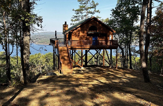 Crockett's Escape Treehouse on Greers Ferry Lake