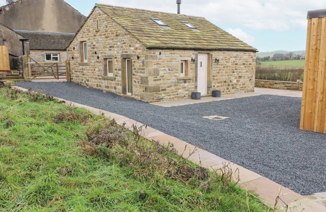 CROFT COTTAGE, romantic, character holiday cottage in Gargrave