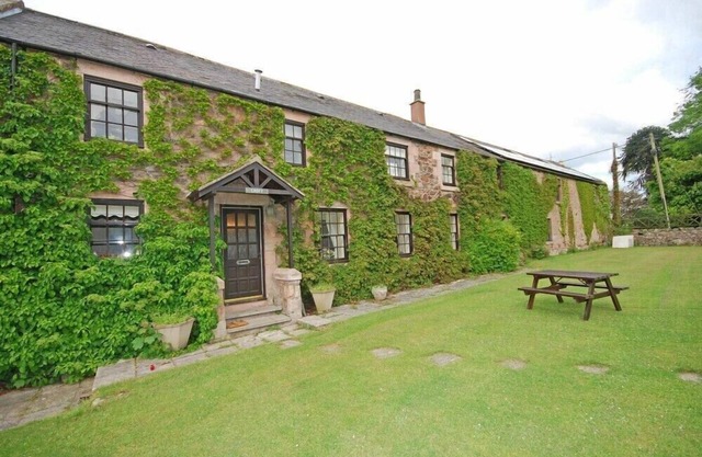 CROFT COTTAGE (YEAVERING), pet friendly, with open fire in Wooler