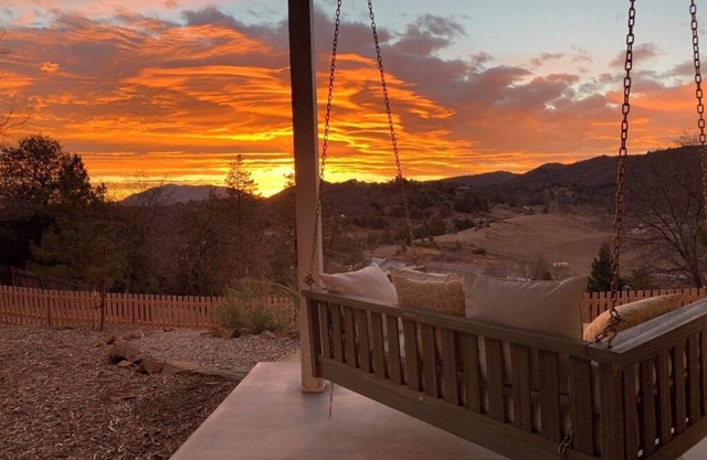 Crooked Pine Farmhouse - incredible views and walk to downtown Historic District