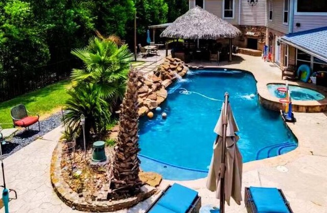 Hinterhof-Ferien-Oase mit Pool / Whirlpool 4BR 3FB