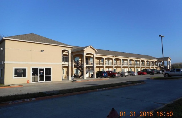 Crossroads Inn & Suites