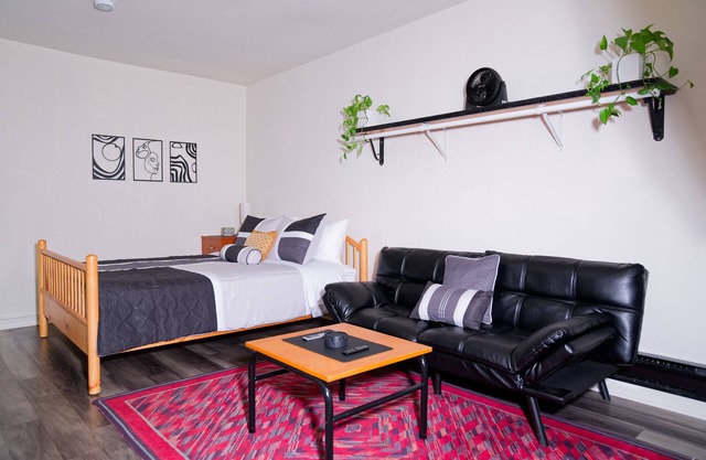 'Croton Nook' - Spacious Studio with Full Eat-in Kitchen, Cozy Getaway