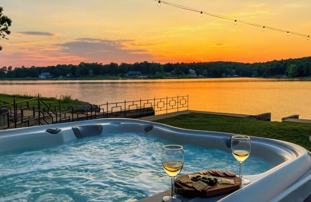 Crown Lake Moat House - 3 Ensuite Bedrooms, Lakefront w hot tub and much more!