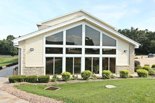 Crown Pointe Lodge; BW Signature Collection