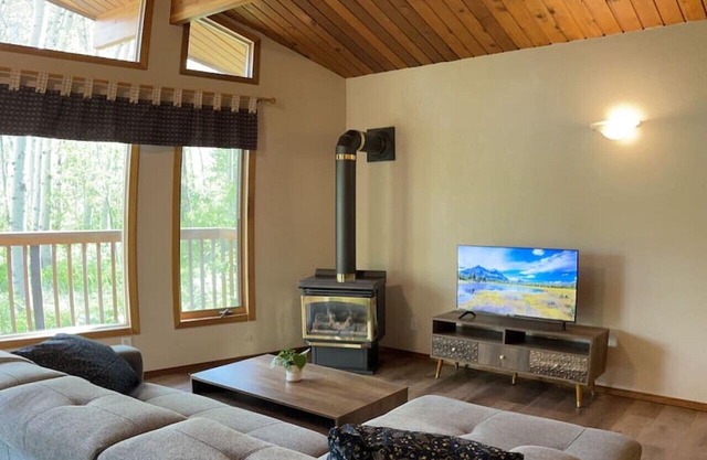 Crowsnest River Chalet - Wolf’s Den