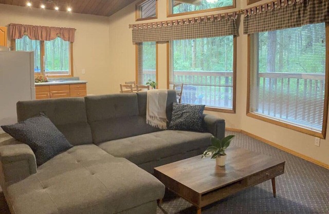 Crowsnest River Chalet - Eagle