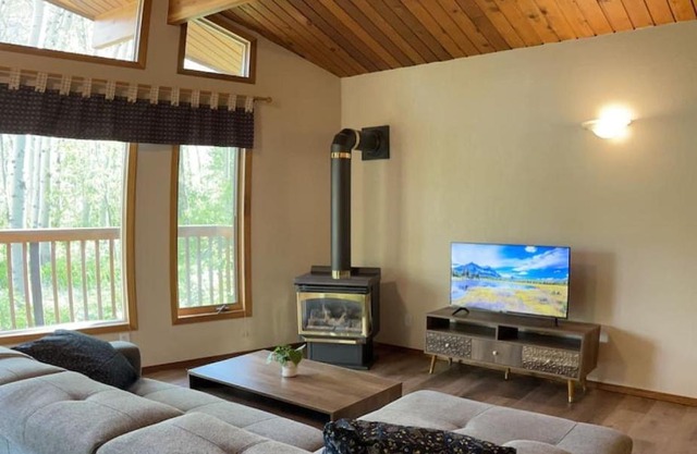 Crowsnest River Chalet - Wolfs Den