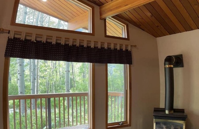 Crowsnest River Chalet - Moose