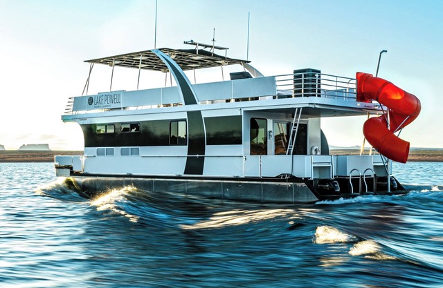 Cruise into Paradise: Lake Powell Houseboat Escape!
