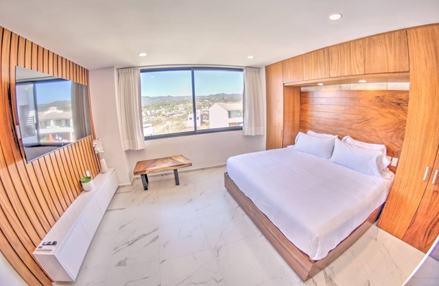 Cruz 504: Studio w Rooftop Pool, 2 Blocks to Beach