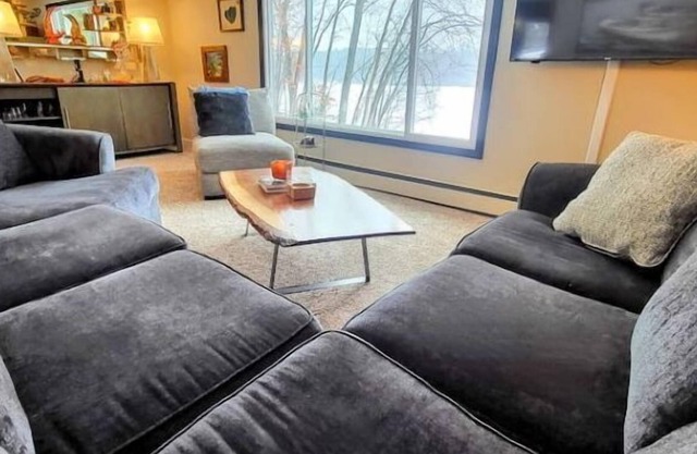 Crystal Lake House - Has It All!
