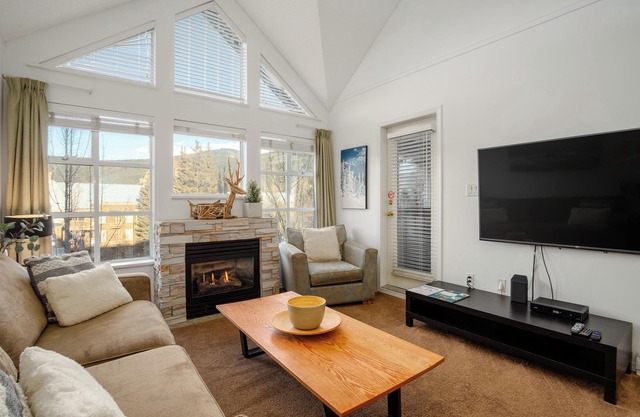 ❄︎Crystal Suite❄︎ 2 BR Renovated Penthouse - A/C | Glacier Lodge