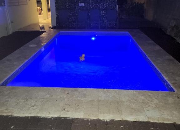 Cuarto con entrada privada y piscina privada
