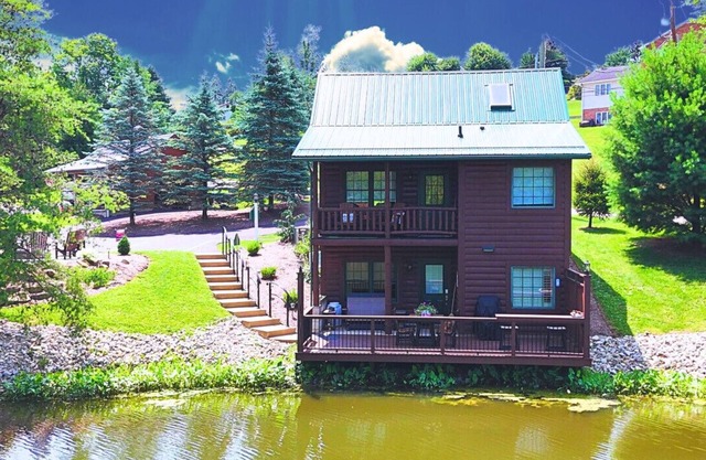 Cubby's Cove at Water's Edge Cabins