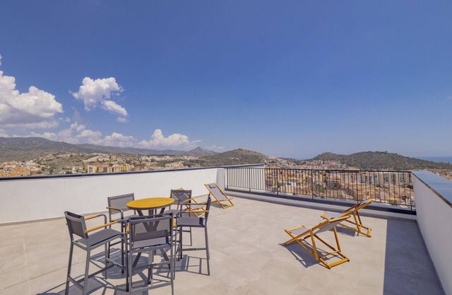 Cubo's Urban Sky Malaga Apartment West View 5