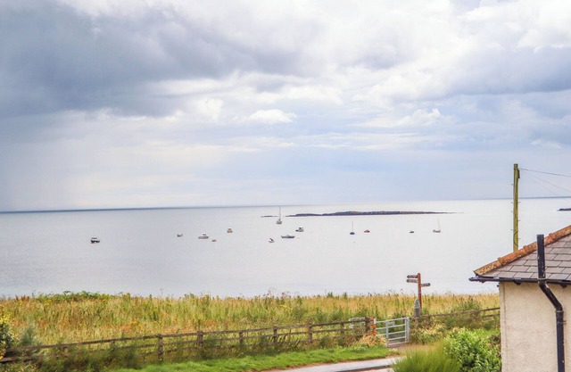 CULLERNOSE COTTAGE, family friendly, with a garden in Embleton