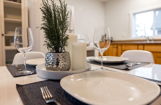 Cumberland Guesthouse ~ Bright 2 Bedroom Suite-B