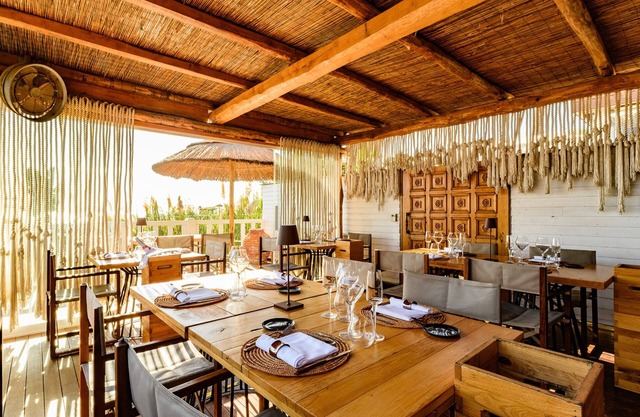 Cumeja - Beach Club & Hotel