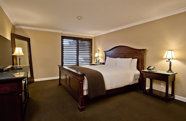Cupertino Hotel, Fireplace Parlor King, Free Breakfast, Onsite Pool!