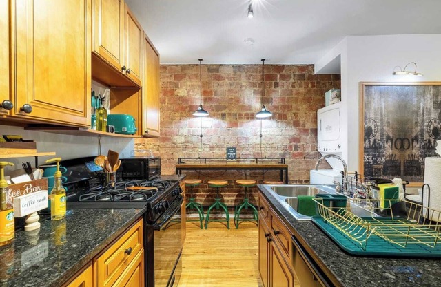 Curated 2BR in Cleveland’s coveted Cedar-Fairmount district—steps from Case Western, University Cir, museums/fine dining. Ideal for medical & business pros, families, students, or extended stay seeking style, comfort, & a walkable, upscale location.