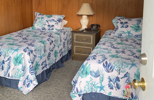 Curley's, H - Motel - 2 Single Beds / Sm. Fridge
