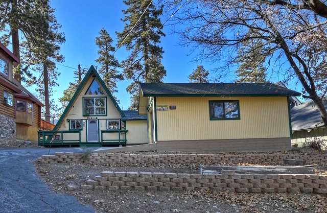 Curly's Cabin By Destination Big Bear:A-Frame Cabin! Unique Circular Fireplace! Pet Friendly! Located in Lower Moonridge!