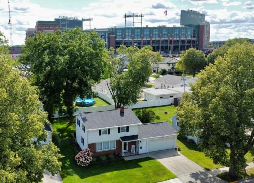 Curly's Quarters (4 Bedroom Home) w/Lambeau view