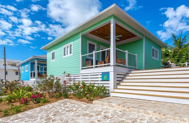 Curly Tail Cottage - Guana Cay, in the Settlement