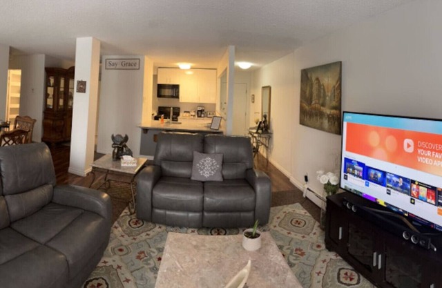 Curved TV | Gym | Parking | Pets | Recliners