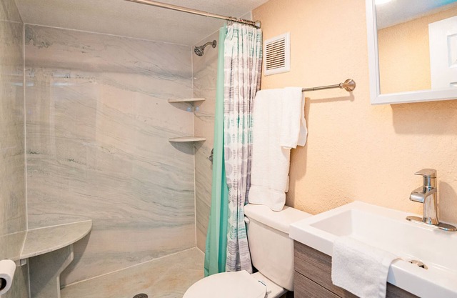 Custom 3 bedroom cabin w/ stone walk-in shower - Close to the San Benard River