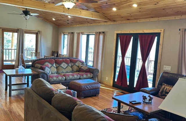 Custom 3-bedroom lodge with AC, WiFi in wonderful Eminence