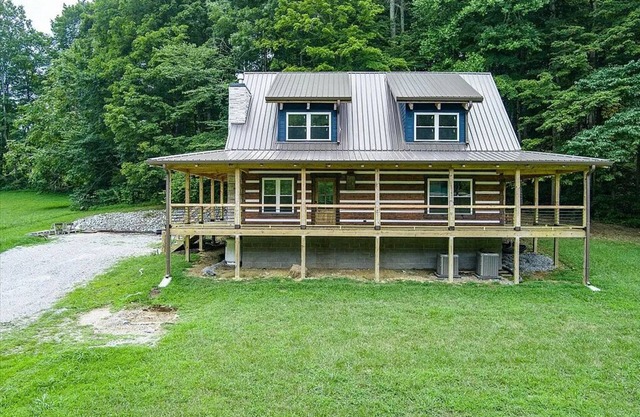 Custom 3-bedroom log cabin near 2 marinas on Dale Hollow, Sunset & Star Point.